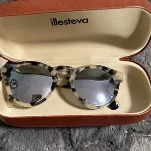 Illesteva | Accessories | Barely Used As You Can See Still  display picture 2